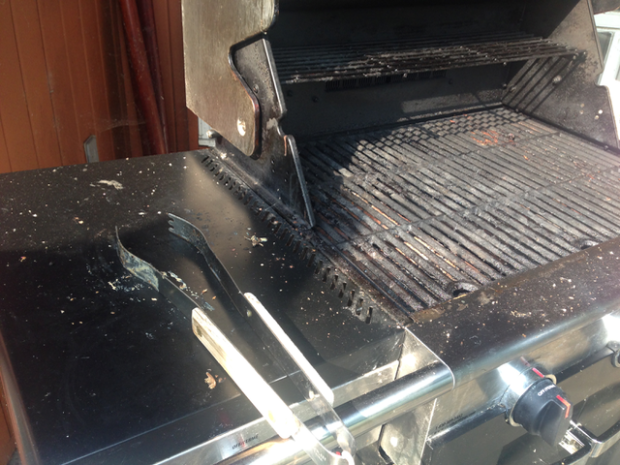 A better angle to show the stuff left on the BBQ.